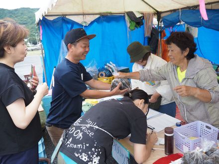 モズク浜売り初日にぎわう　島内各地から客、まとめ買いも　焼内湾の養殖場で収穫　鹿児島県・宇検村平田漁港