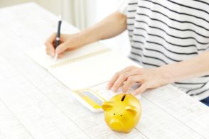 20代会社員です。給与が少なく貯金ができないのですが同期は貯金できているようです。私が使いすぎているのでしょうか？ 生活費の平均が知りたいです。