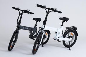 駐輪ラックに停められる特定小型原付の電動バイク「ATOM Full eBike」が販売開始