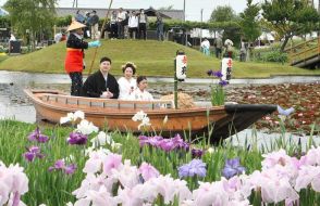 嫁入り舟で晴れ姿披露　来園者から温かい祝福　香取・あやめパーク