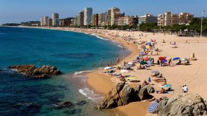 人気の海岸観光地、公の場で性器表現の衣装など禁止　スペイン