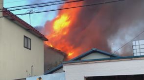 「車庫の中で車が燃えています。建物にも燃え移りそう」炎と黒煙が激しく　消火活動続く　北海道音更町