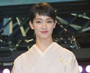 剛力彩芽さんがピンクのロングヘアを披露。「LiSAさんに似てる」「突き抜けた感」など反響