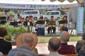 懐メロ満喫　ガーデンコンサート開催　「生で聴く演奏はいいですね」／岡山・津山市