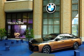 BMW初のブランドストア「FREUDE by BMW」オープン！　所有してわかった「EVの魅力」をアンバサダーの俳優・井浦 新が大いに語る