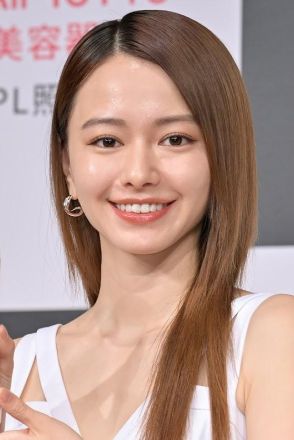 ＜今週のファッションチェック＞山本舞香　大胆スリットで美脚見せ　ウエストも披露した肌見せコーデ