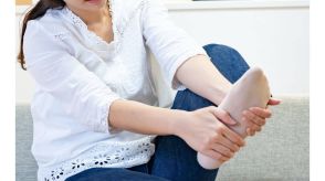 【更年期の足裏の痛み】足底腱膜炎の原因は？ストレッチとツボ押しで予防・対策