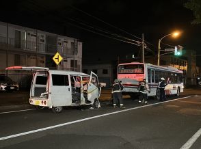 【速報】軽ワゴン車×路線バスの事故 信号待ちのバスに後ろから突っ込んだか… 軽ワゴン車の50代とみられる男性運転手