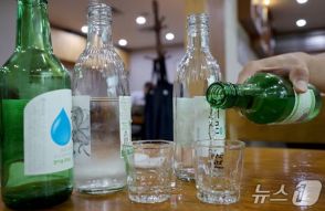 韓国で始まった「酒のグラス売り」…「回転率落ちる」「高くつく」店にも客にも意外な不評