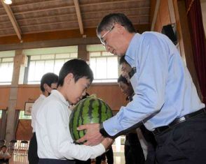 重さは6キロ！　有数のスイカ産地のJA鹿本、小学校16校に贈呈　熊本