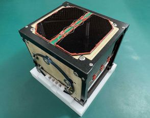 世界初の木造人工衛星「LignoSat」が完成　京都大学と住友林業が開発