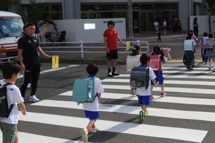 神戸の選手、スタッフに感謝の言葉「安心して学校に通えます」　神戸市立灘の浜小で通学時の見守り活動継続／リーグワン