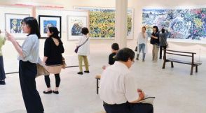 「神秘性を感じさせる作風が魅力的」 最後の企画展に多くの来場者　名嘉睦稔さんの作品を展示する「ボクネン美術館」閉館