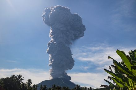インドネシア東部で噴火、噴煙7キロ上空に