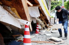 早朝の震度5強　全壊判定の家、再び崩れ外壁散乱「早く公費解体を」
