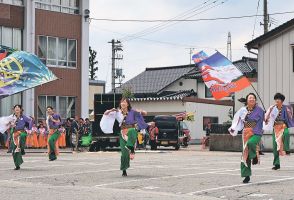 躍動！よさこい演舞　富山・庄川観光祭最終日、１７団体が参加
