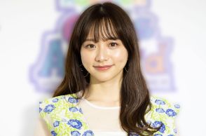 ＜元テレ東アナ森香澄＞レースのミニワンピ×ニーハイソックスで美脚ちらり　“バレエコア”コーデの写真が公開