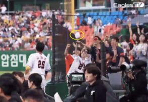 韓国・プロ野球選手が少女に向けて投げたホームラン人形、おじさんが横取り…映像拡散で袋叩き