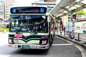京都駅の“大混雑”に拍車をかけているのは何者か？ 京都市「観光特急バス」運行開始も、「地元民たまったもんじゃない」のホンネ