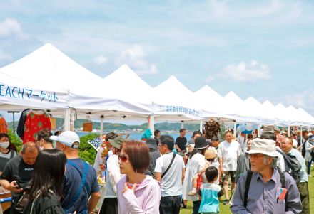 休日の海辺にぎわう　館山でビーチマーケット（千葉県）