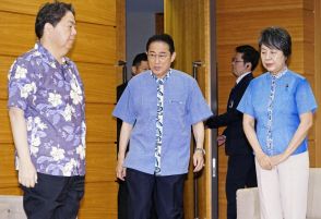 首相、沖縄「かりゆし」着て閣議　全閣僚も、クールビズ推進
