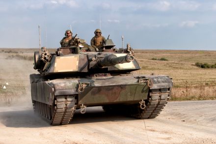 損失続出のエイブラムス戦車、ケージ装甲取り付け再登場　運用法模索