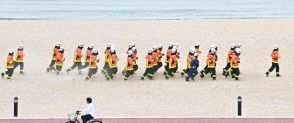 砂浜に響くかけ声、列乱さず必至の形相で走る消防士の卵たち　神戸市消防学校の水防活動訓練