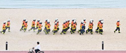 砂浜に響くかけ声、列乱さず必至の形相で走る消防士の卵たち　神戸市消防学校の水防活動訓練