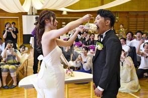 島の思い出の旧校舎・体育館で結婚披露宴　隠岐の島出身の新郎新婦、子授けの儀式「孫抱き」、宴会芸「にわか」　隠岐独特の余興で祝福