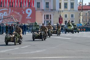 「マッドマックス」なロシア軍、装甲オートバイで戦場を爆走　そして100年前の教訓学ぶ