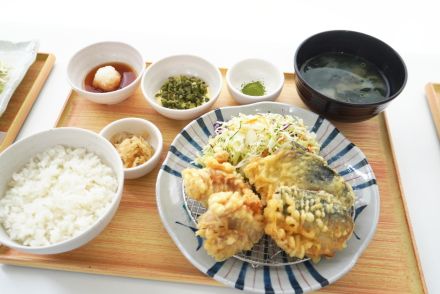 やよい軒、抹茶塩/天つゆ・おろし/青しばタルタルの3つで味わう「鶏とサバの天ぷら定食」食べてきました