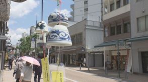 松山・ロープウェイ街に涼やかな音色響く 地元高校生らが“砥部焼製”風鈴の飾りつけ