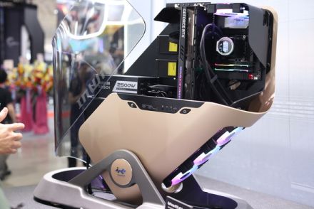 「自動で本体が後ろにスライドして開く」InWinのPCケースが未来感ありすぎッ！ ちょっと重い（25kg）けど！