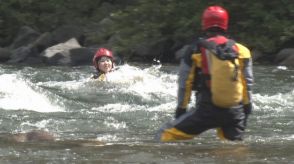 川で溺れたら「浮く」ことが大事　梅雨を前に高梁川で救助隊員らが水難救助訓練　岡山