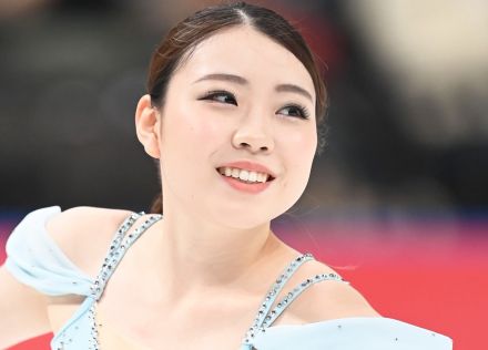 「紫陽花も霞む可愛さ！」紀平梨花が白と青のさわやかコーデでキュートなポーズ　ファン歓喜「紫陽花コーデっぽくて素敵な写真」