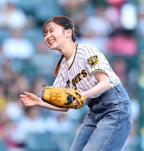 女優の山田杏奈が甲子園で始球式　山なりのワンバウンド投球に照れ笑い