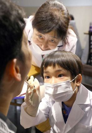 子供たちが歯科医を体験　ライオンなど虫歯予防を学ぶイベント