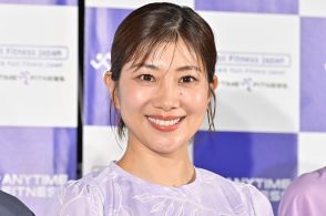 ＜潮田玲子＞トレーニングウエア姿を披露　淡い色合いに靴の青がアクセント