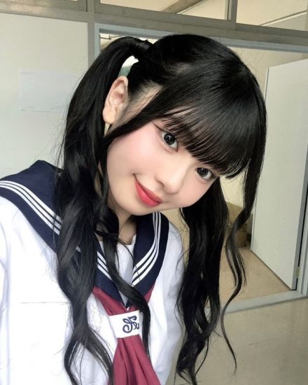 ME:I RINON ツインテールのセーラー服姿が「可愛すぎる」とファン歓喜！TSUZUMIの映り込みオフショットも