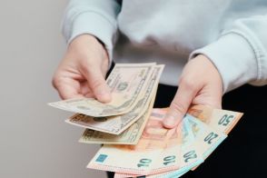 以前旅行した際の旧米ドル紙幣が家に残っているのですが、円に交換することはできますか？