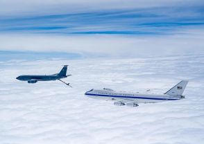 米空軍、E-4Bの空中給油シーン公開