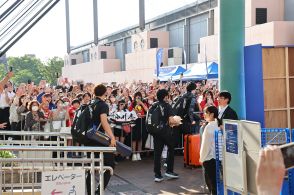 「迫力が違う！」男子バレー、日本初の“選手と会える”ファンゾーンに女子たちが大興奮！「間近で見られて嬉しい」【現地取材・VNL】