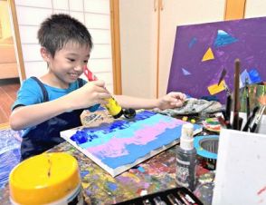 8歳「ピカソのように描く」　インスタで創作動画175万回再生　絵筆はビー玉・ローラー・乾電池…1年で200点　沖縄県立博物館・美術館で6月15・16日に個展