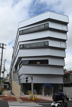 福島県沖地震で解体　老舗文具店の新ビルが開店　イベントスペースも
