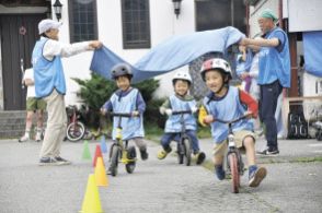 園児、運転スキル養う　キックバイクで遊ぶ教室　長野県伊那市