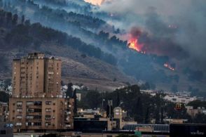 イスラエル北部で大規模火災、レバノンから国境またぐ攻撃