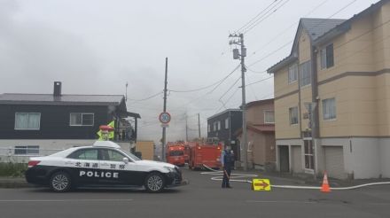 【続報】苫小牧市の住宅火災　９０代とみられる男性が１階の居間で倒れているのを発見　意識不明の重体