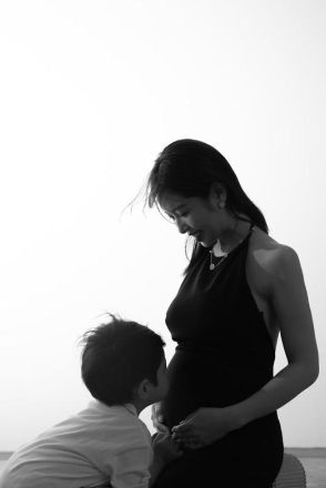 ＜くみっきー＞33歳・第2子妊娠中、2歳の長男がふっくらおなかにキス！　写真を公開