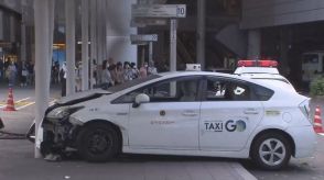タクシーが歩道に突っ込む…歩行者など3人ケガ　JR千葉駅前のロータリー