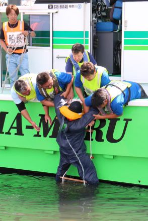 落ちた釣り人を助けろ！　東京湾遊漁船業協同組合が落水者救助訓練実施